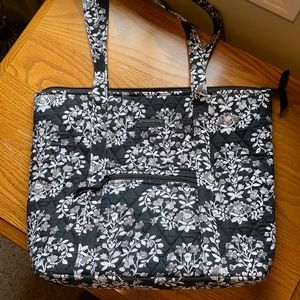 Perfect condition Vera Bradley bag with handles.